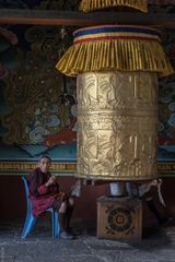 Bhutan - Punakha - Pungtang Dechen Photrang Dzong - Mönch an der Gebetsmühle