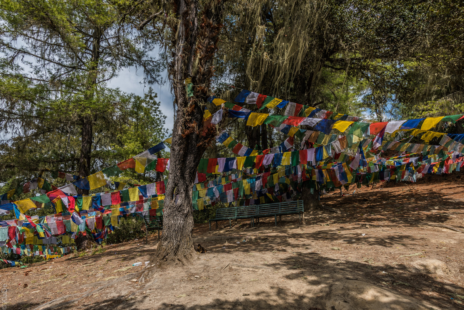 Bhutan - Taktshang - Rastplatz unter Gebetsfahnen