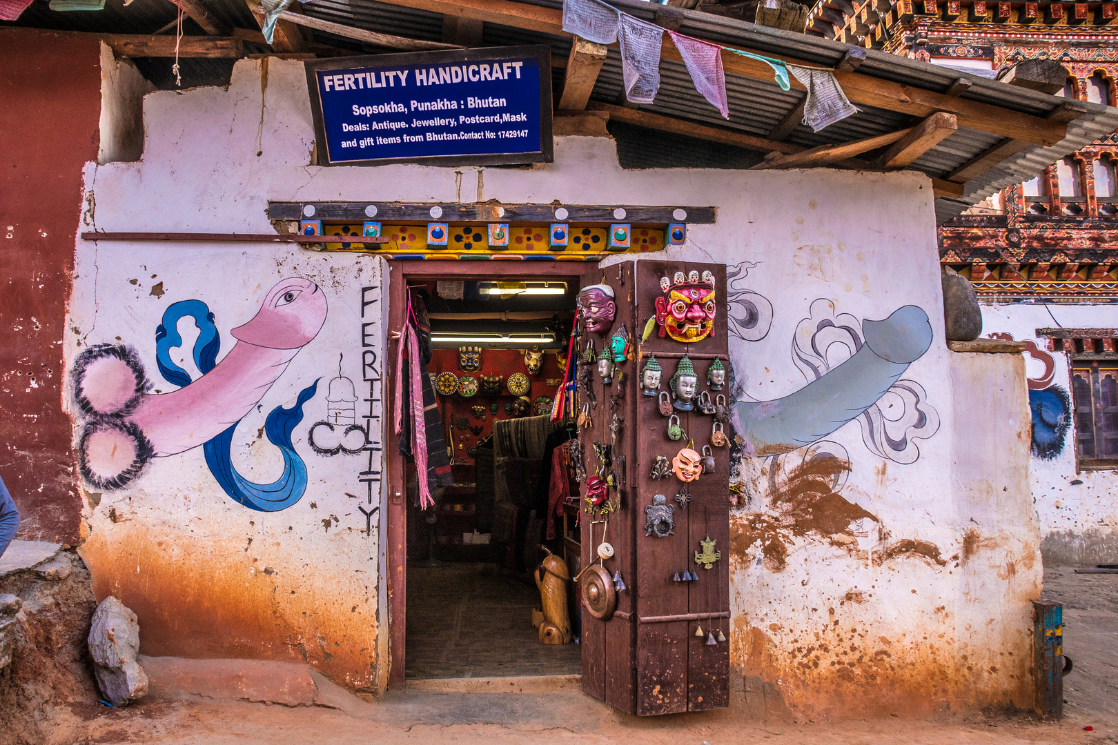 Bhutan - Überall Phallusbilder für Gesundheit  und Wohlstand - hier ein Laden