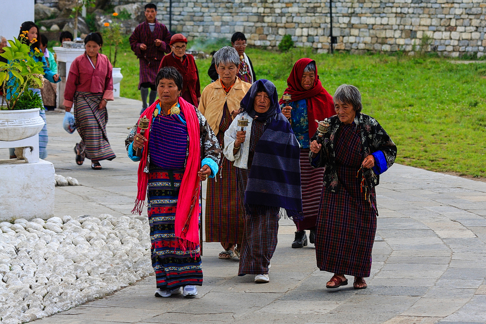 Bhutaner umrunden den Erinnerungs-Chorten 1...