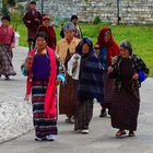 Bhutaner umrunden den Erinnerungs-Chorten 1...