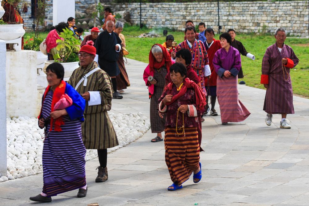 Bhutaner umrunden den Erinnerungs-Chorten 2...