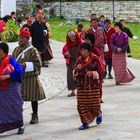 Bhutaner umrunden den Erinnerungs-Chorten 2...