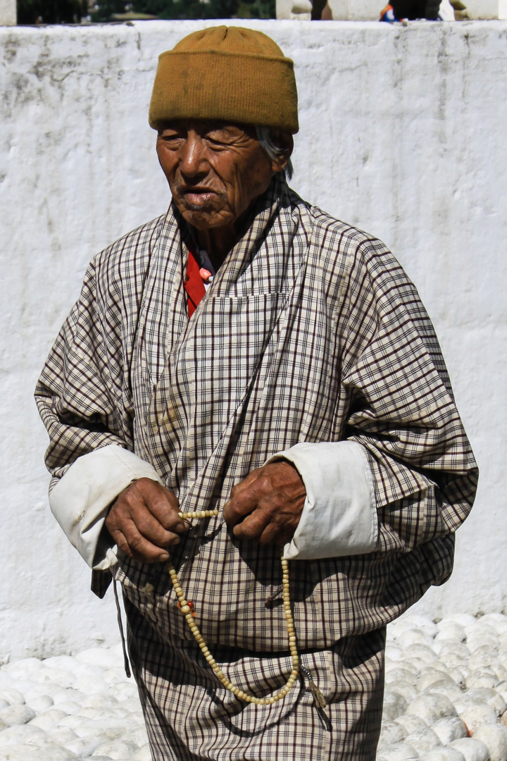 Bhutaner umrundet den Erinnerungs-Chorten...
