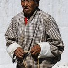 Bhutaner umrundet den Erinnerungs-Chorten...