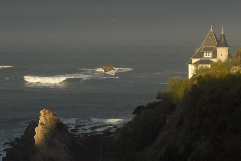 Biarritz et l'océan s'éveillent.