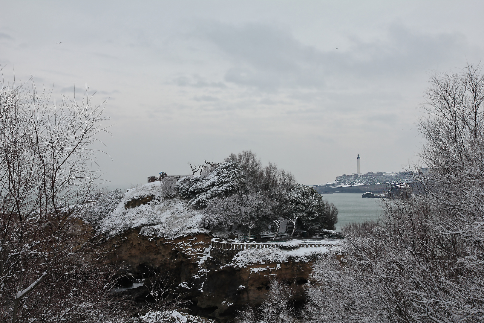 Biarritz neige : ça se dégage et on voit le phare