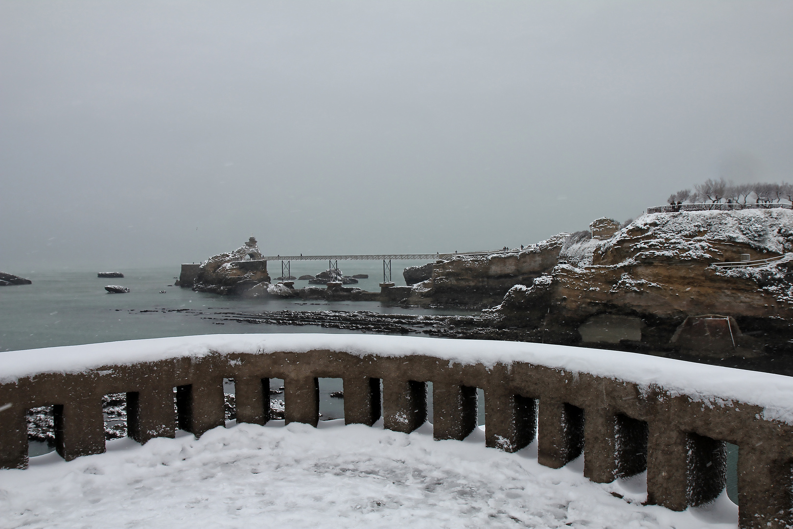 biarritz neige, le rocher de la vierge