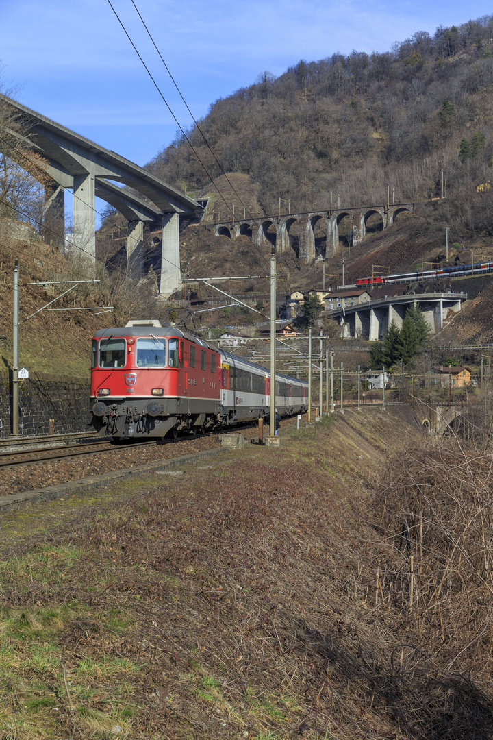 Biascina/Gotthard: Warten auf den Dampfzug - zweimal Re 4/4