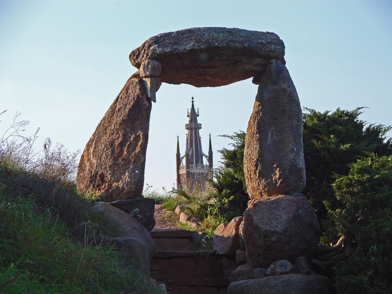 Bibelturm in Stein gefaßt