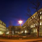 Bibliothek der HTW Dresden bei Blauer Stunde. Hochformat-Panorama.