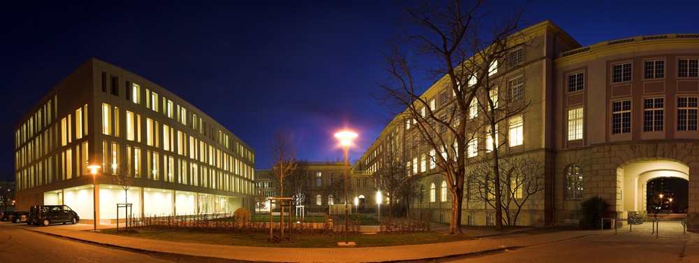 Bibliothek der HTW Dresden bei Blauer Stunde. Hochformat-Panorama.
