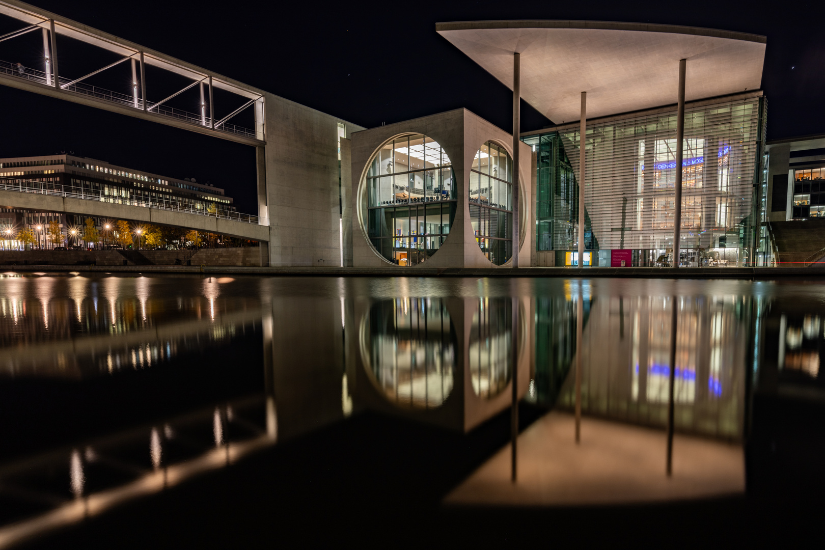 Bibliothek des Deutschen Bundestags bei Nacht