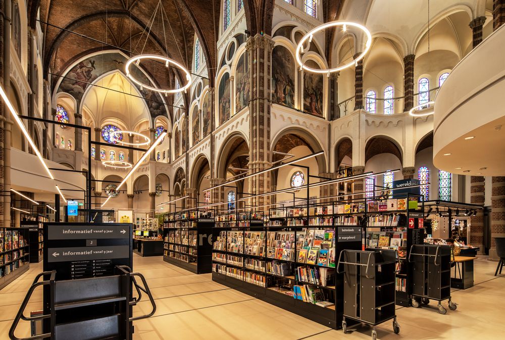 BIBLIOTHEK IN DER ST. PETERSKIRCHE IN VUGHT