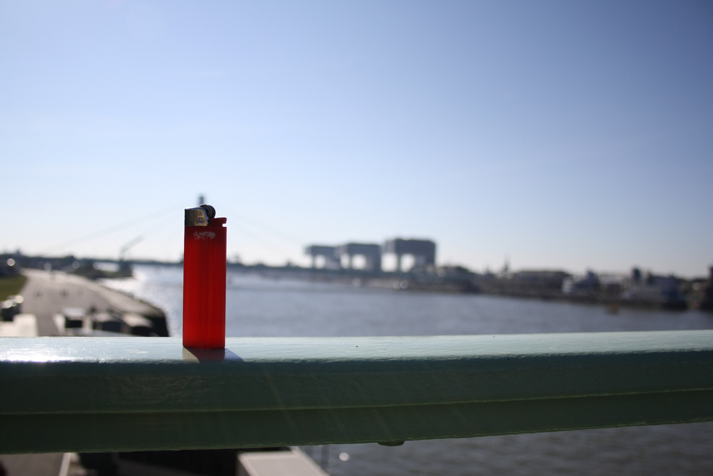 BIC-Feuerzeug vor dem Rhein in Köln