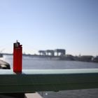 BIC-Feuerzeug vor dem Rhein in Köln