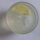 bicchiere con limone frontale colore