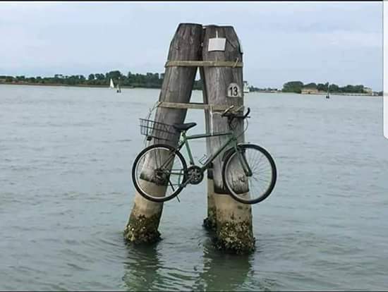 bici dal parcheggio insolito......