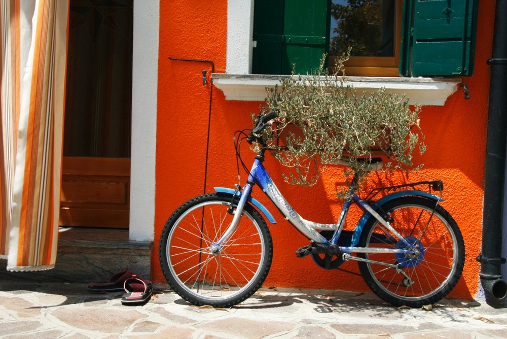 Bicicleta y chanclas a la puerta de casa