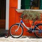 Bicicleta y chanclas a la puerta de casa