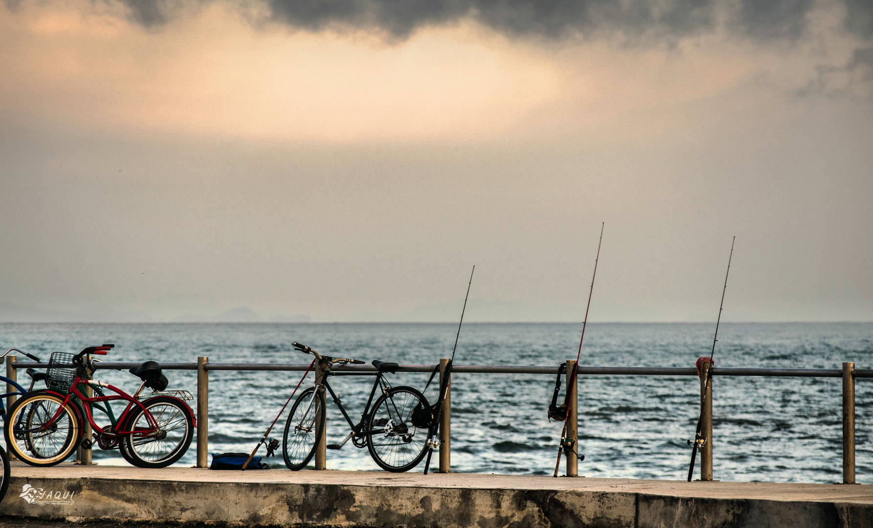 Bicicletas y cañas de pescar, deportes en armonía con el ambiente.