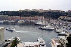 Bick in den Hafen von Monaco, im Hintergrund der Palast