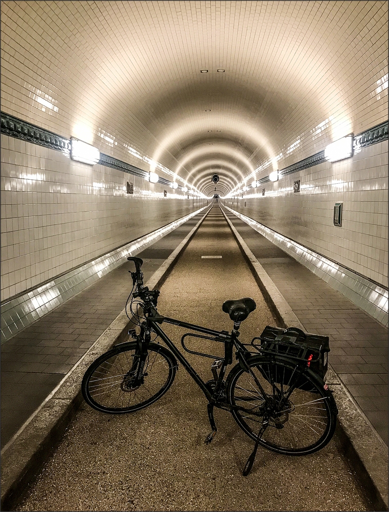 * Bicycle tour through the "Alten Elbtunnel" ...