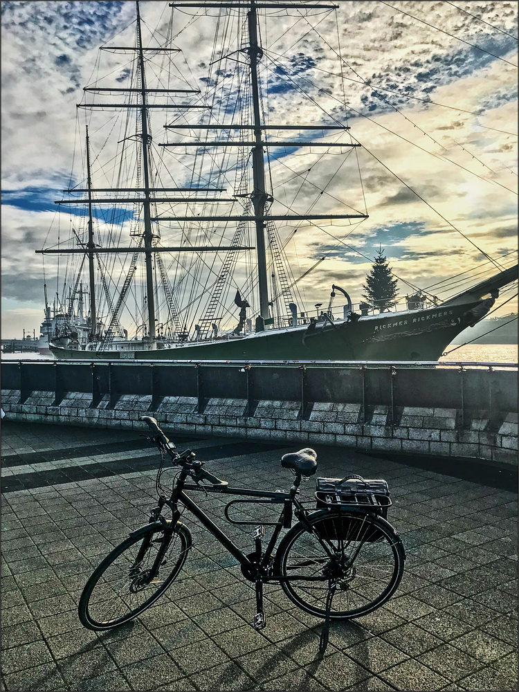 * * Bicycle tour through the autumnal port of Hamburg *