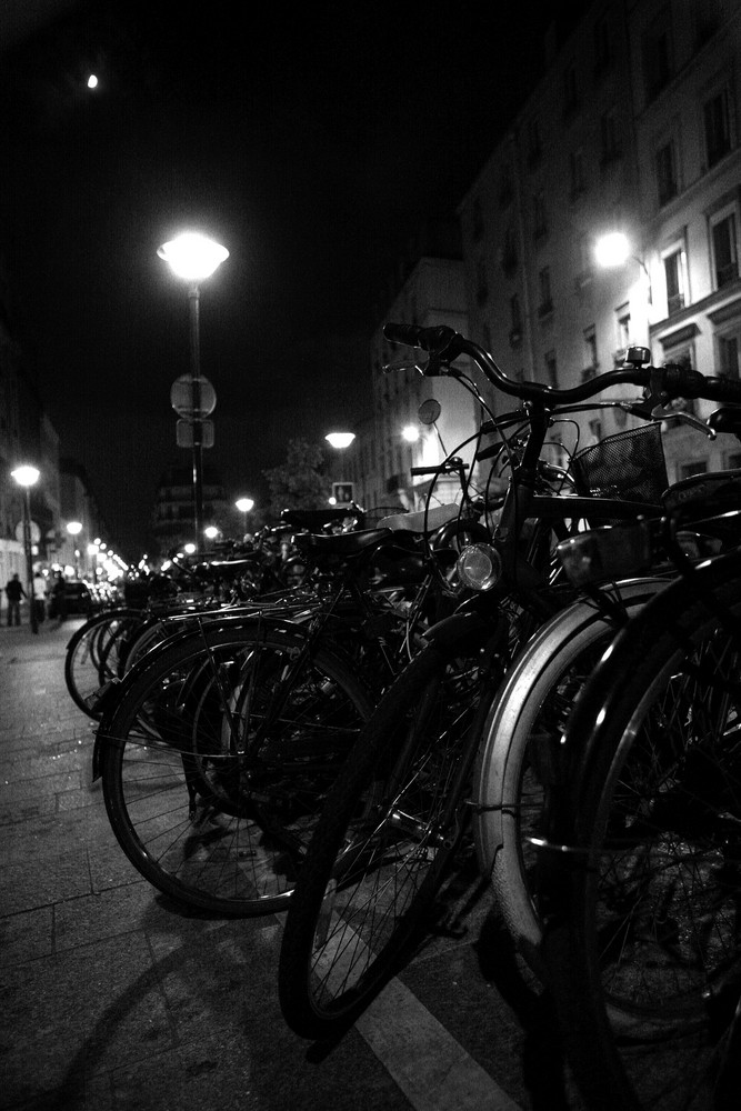 bicyclettes avec lampadaire et lune