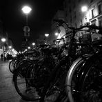 bicyclettes avec lampadaire et lune