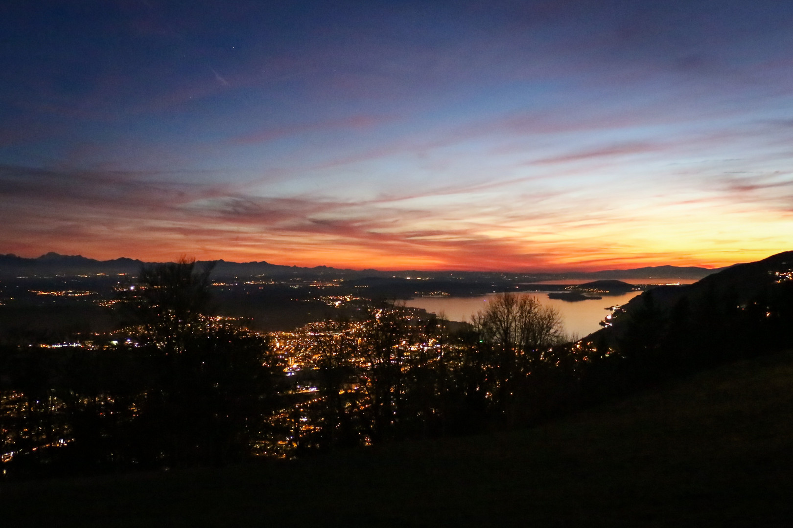 Biel mit See bei Dämmerung