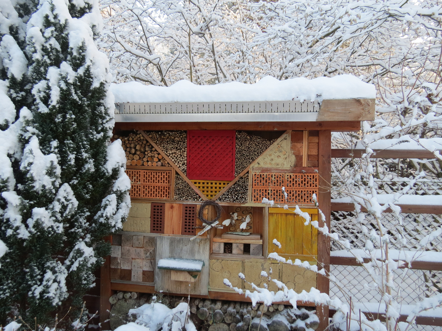 Bienenhotel im Winter
