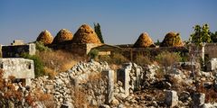 Bienenkorbhäuser bei Toter Stadt im nordsyrischen Kalksteinmassiv