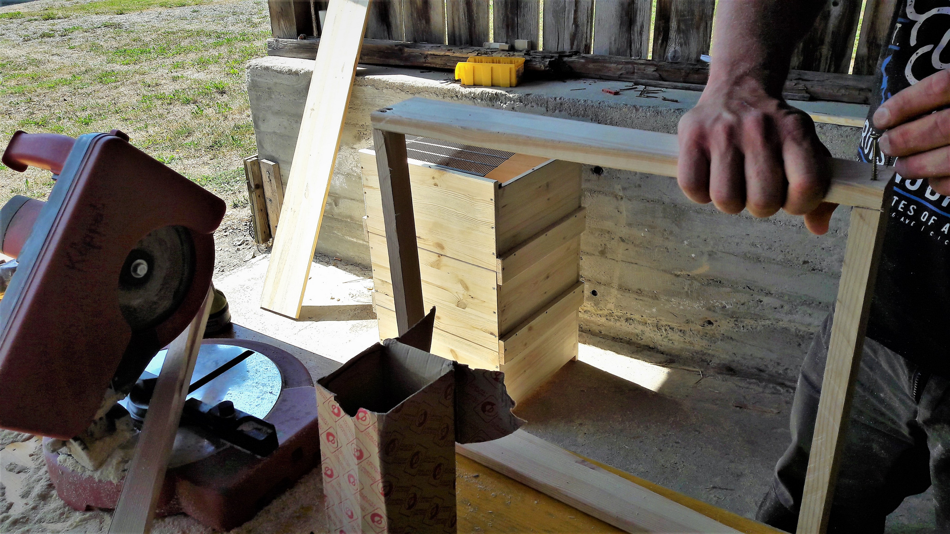 Bienenstock im Aufbau  