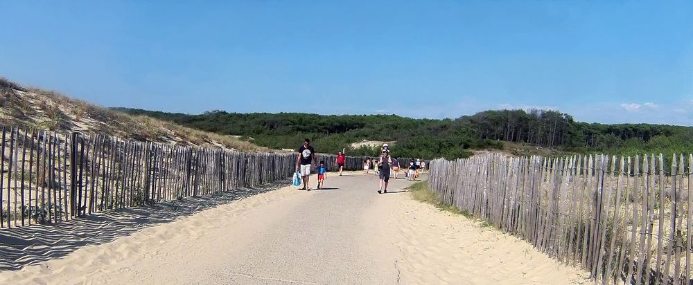 Bientôt l’arrivée à la plage - Bald kommt man am Strand an