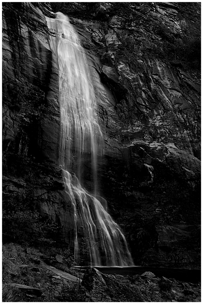 Bientôt le crépuscule enveloppera la cascade de son manteau sombre