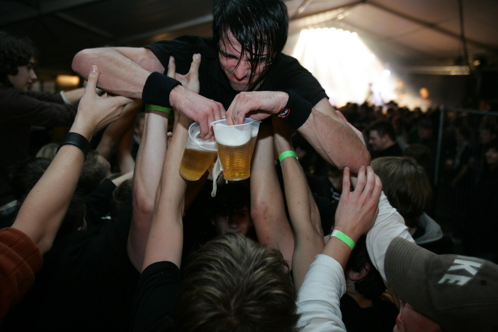 Bier Stagediving!