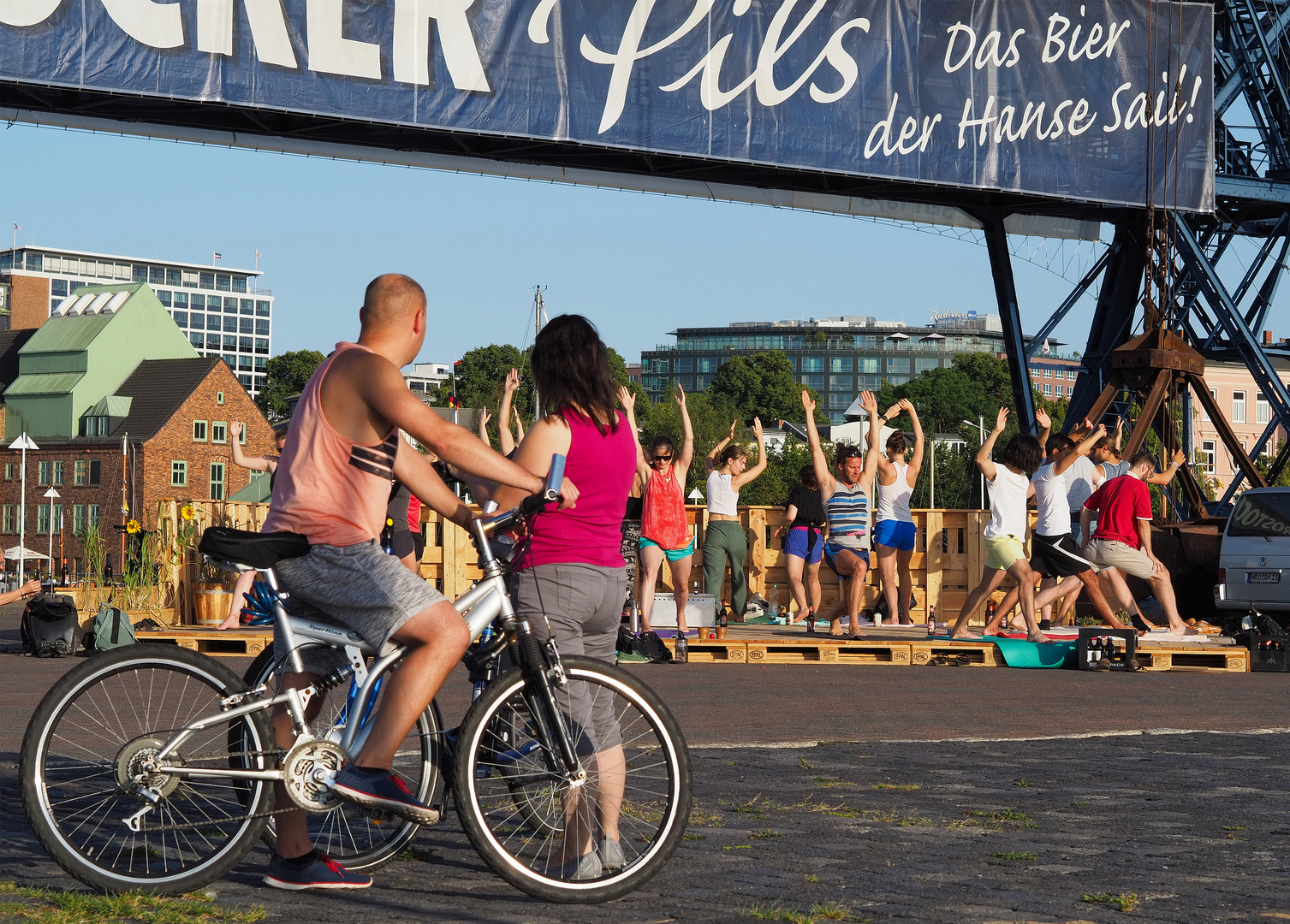 Bier-Yoga im Rostocker Stadthafen
