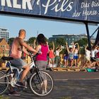 Bier-Yoga im Rostocker Stadthafen
