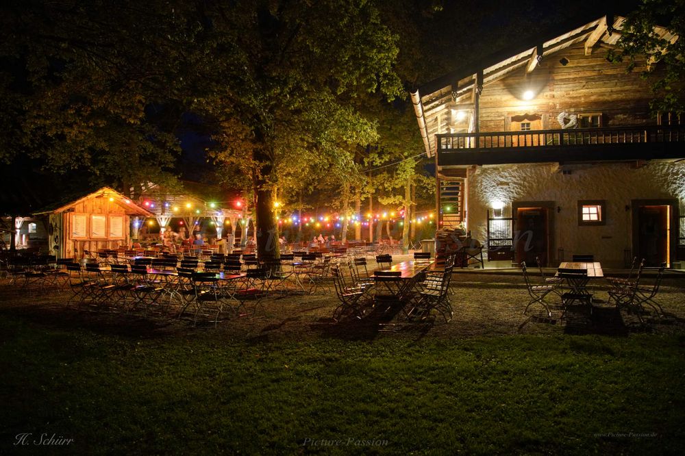 Biergarten am Abend