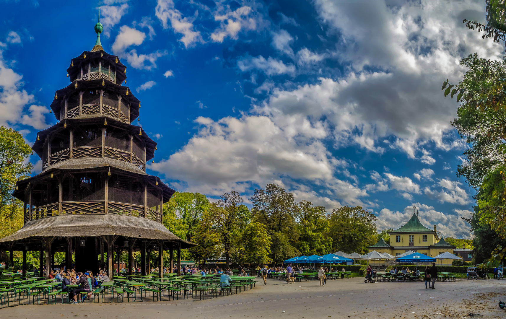 Biergarten am Chinesischen Turm im Englischen Garten in München Foto