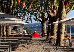 Biergarten an einem Herbstmorgen