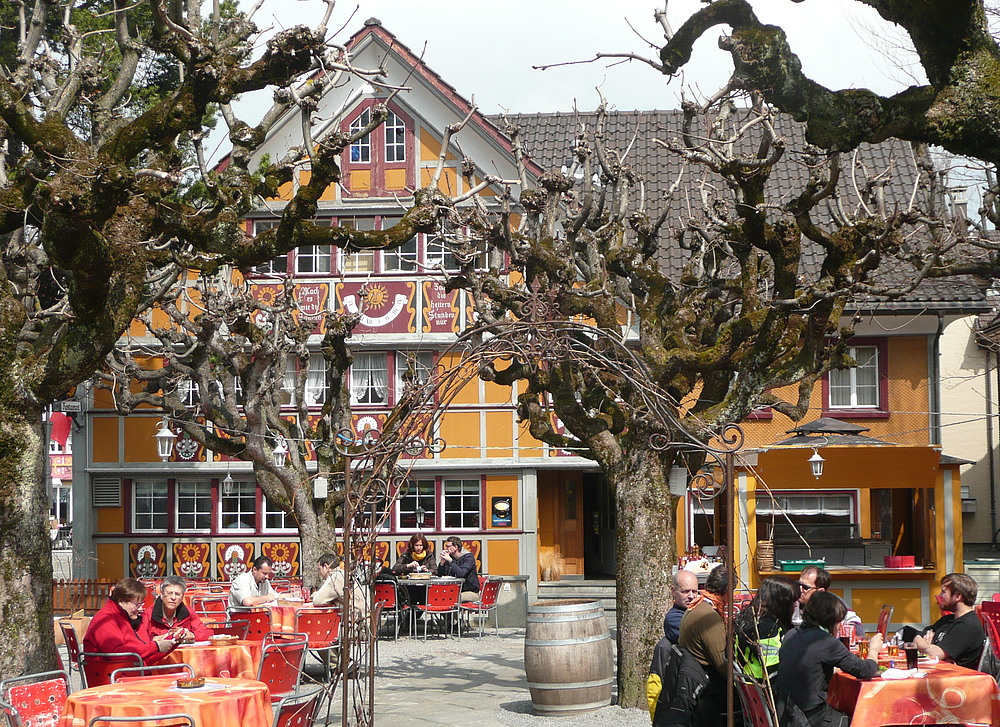 Biergarten im April in Appenzell / Schweiz