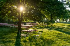 Biergarten im Gegenlicht