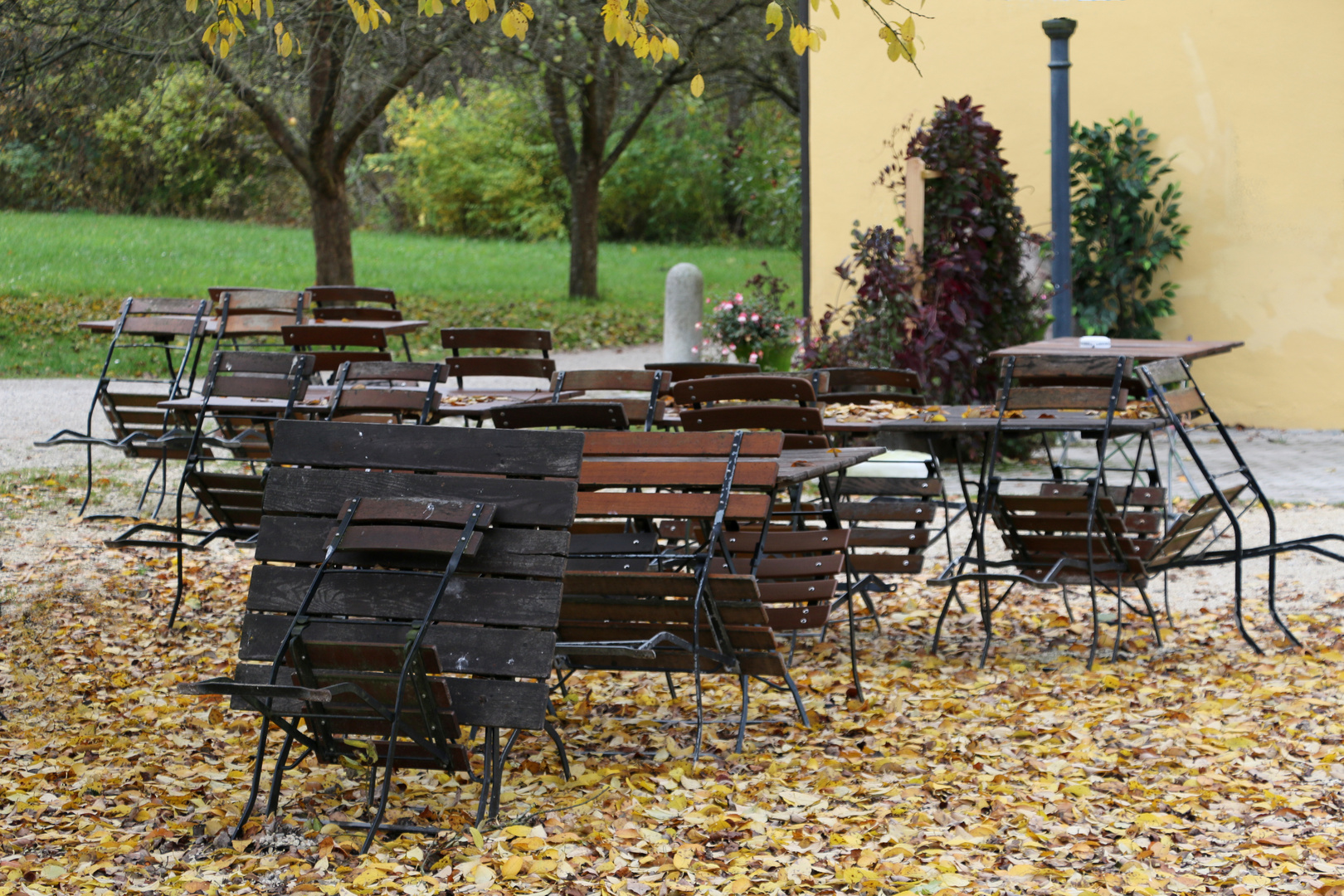 Biergarten im Herbst