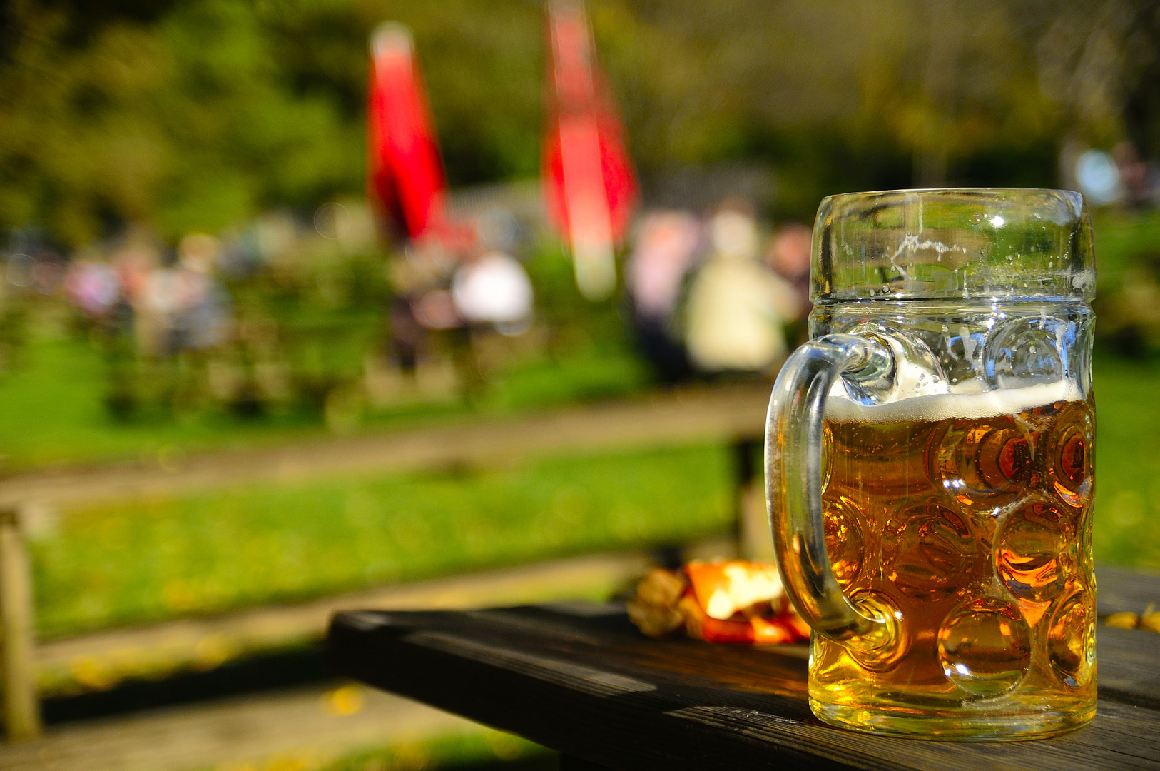 Biergarten im Herbst - Prost