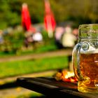 Biergarten im Herbst - Prost