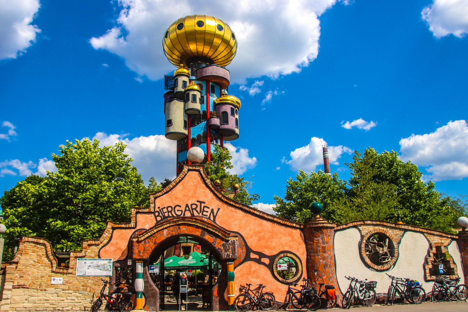 Biergarten mit Hunderwasserturm