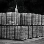 Bierlager vor Kirche