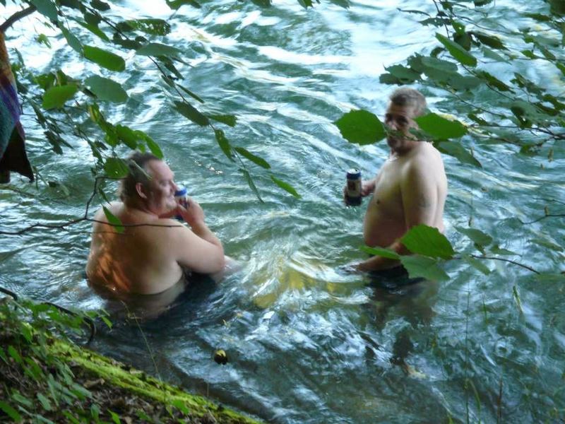 Biertrinker am/im Rhein